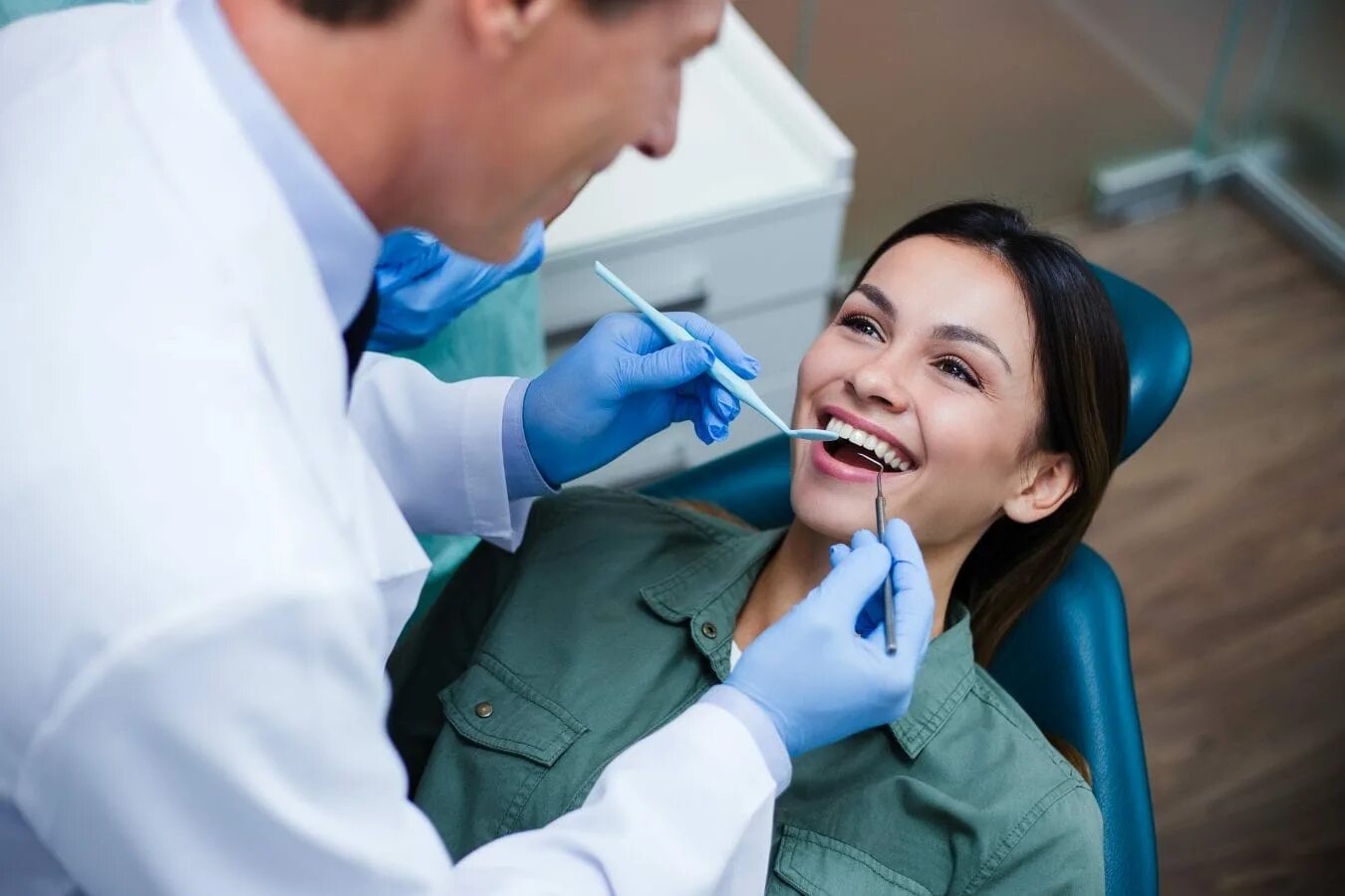 Стоматологический врач. Консультация стоматолога. Стоматолог. Прием у стоматолога. Профессия стоматолог.