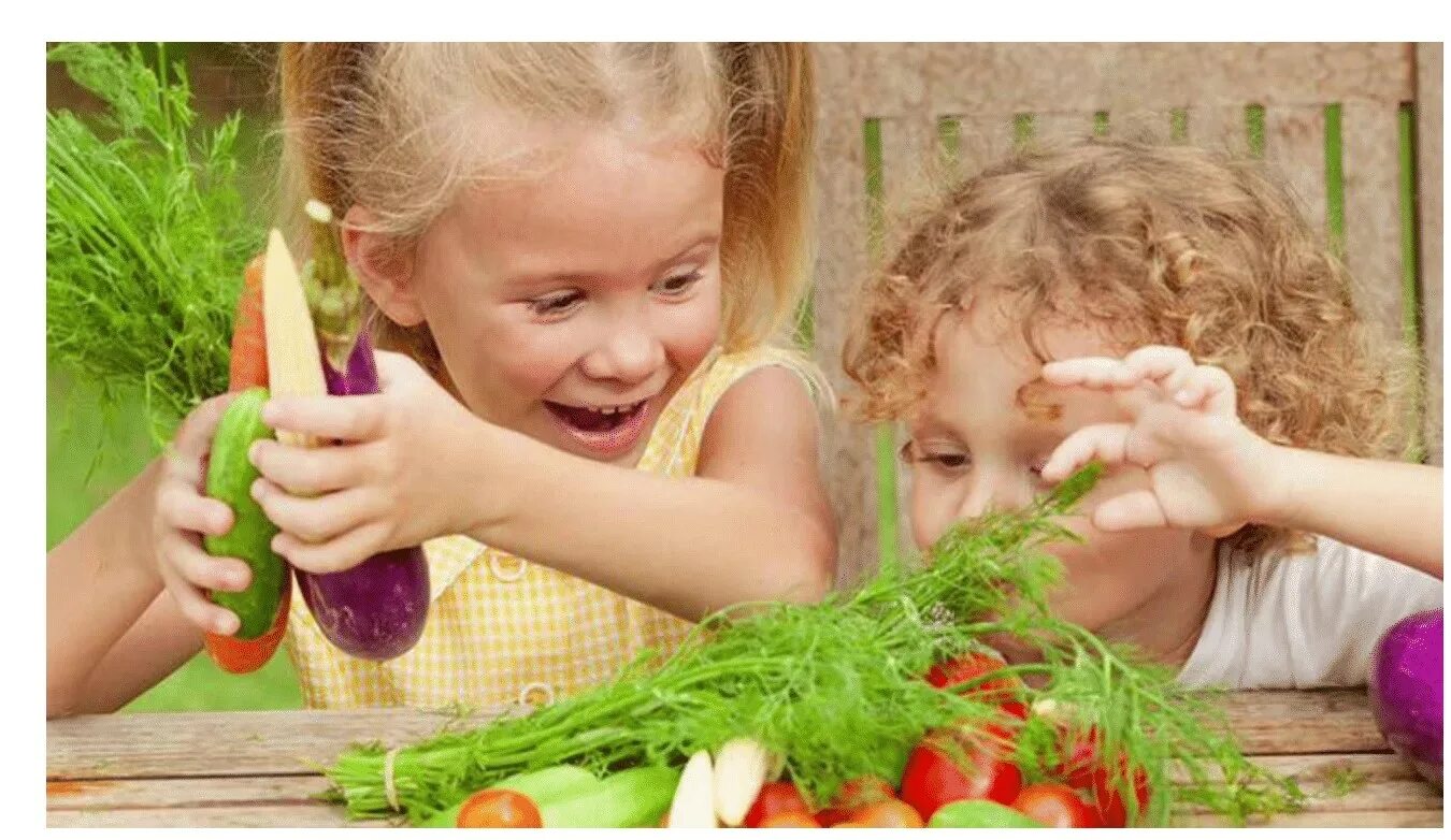 Https moluch ru young archive. Здоровый ребенок. Питание летом. Овощи для детей. Ребенок ест овощи и фрукты.