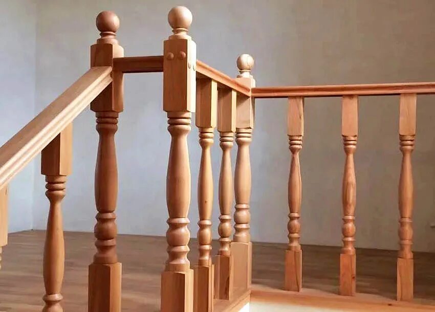 балясина деревянная. крепление деревянных балясин. балясины для лестницы из дерева ограждения 2 этаж. деревянные ограждения для лестниц. деревянные перила.