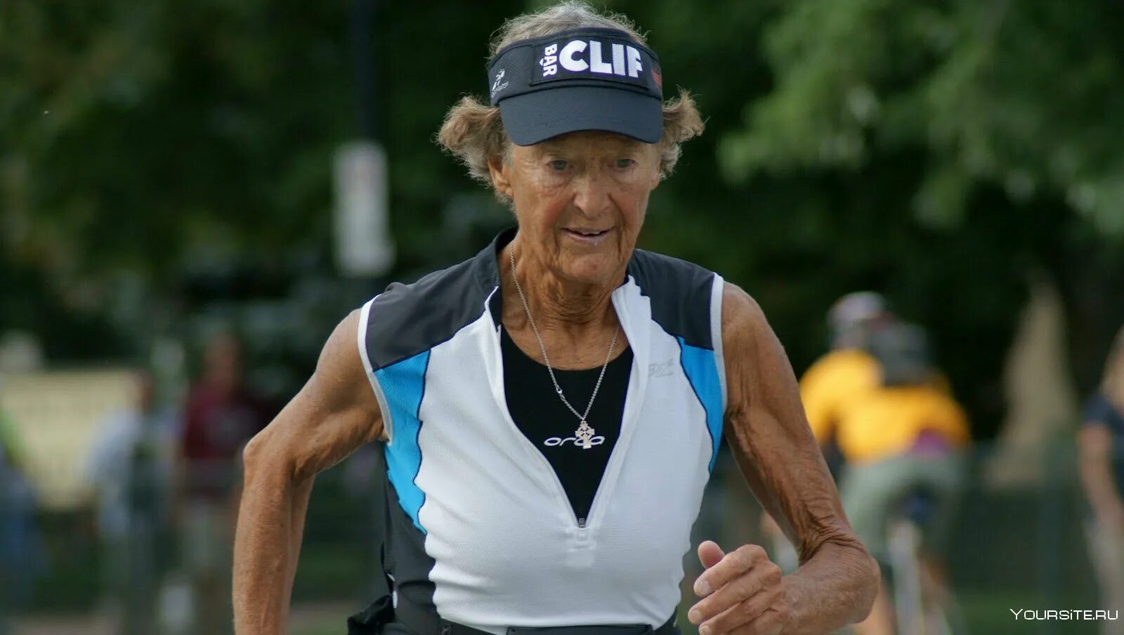 Спортивные пожилые люди. Старушка бежит. Японская старушка. Бегущие старушки. Бабушка бежит.