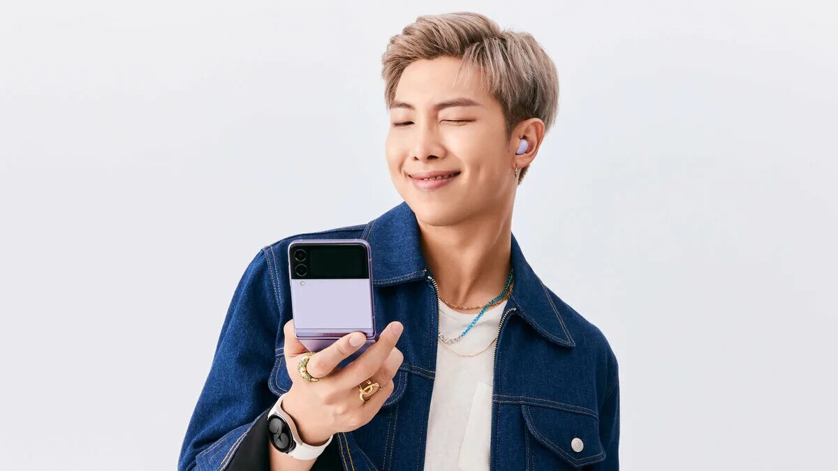 Bts реклама. Самсунг z flip 3 бтс. самсунг бтс 2025. bts samsung. галакси с флип 3 бтс.