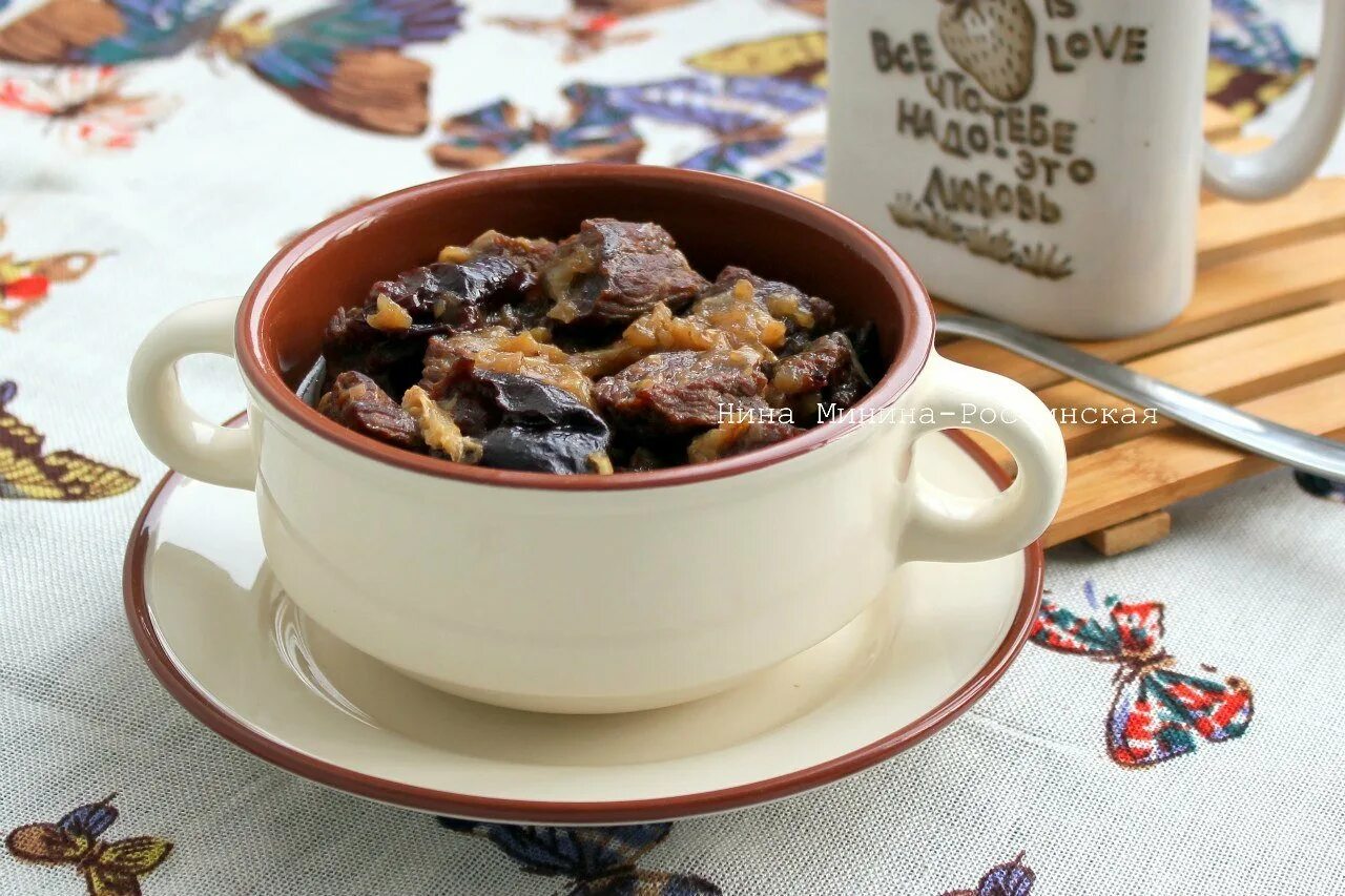 мясо с черносливом в горшке. мясо в горшочке с черносливом в духовке. жаркое в горшочках с черносливом. свинина с черносливом тушеное. жаркое в горшочке из курицы с черносливом.