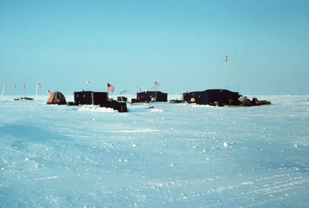 Ice camp. Полярная станция мыс Шалаурова. Полярная станция остров Голомянный. Остров уединения Полярная станция. Исследовательская станция на Аляске.
