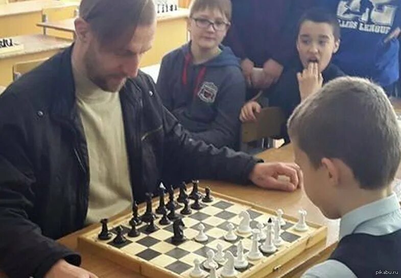 Кузнец гроссмейстер. Кузнец гроссмейстер ведьмак. Кузнец гроссмейстер. Кузнец гроссмейстер. Магнус карлсен шахматы.