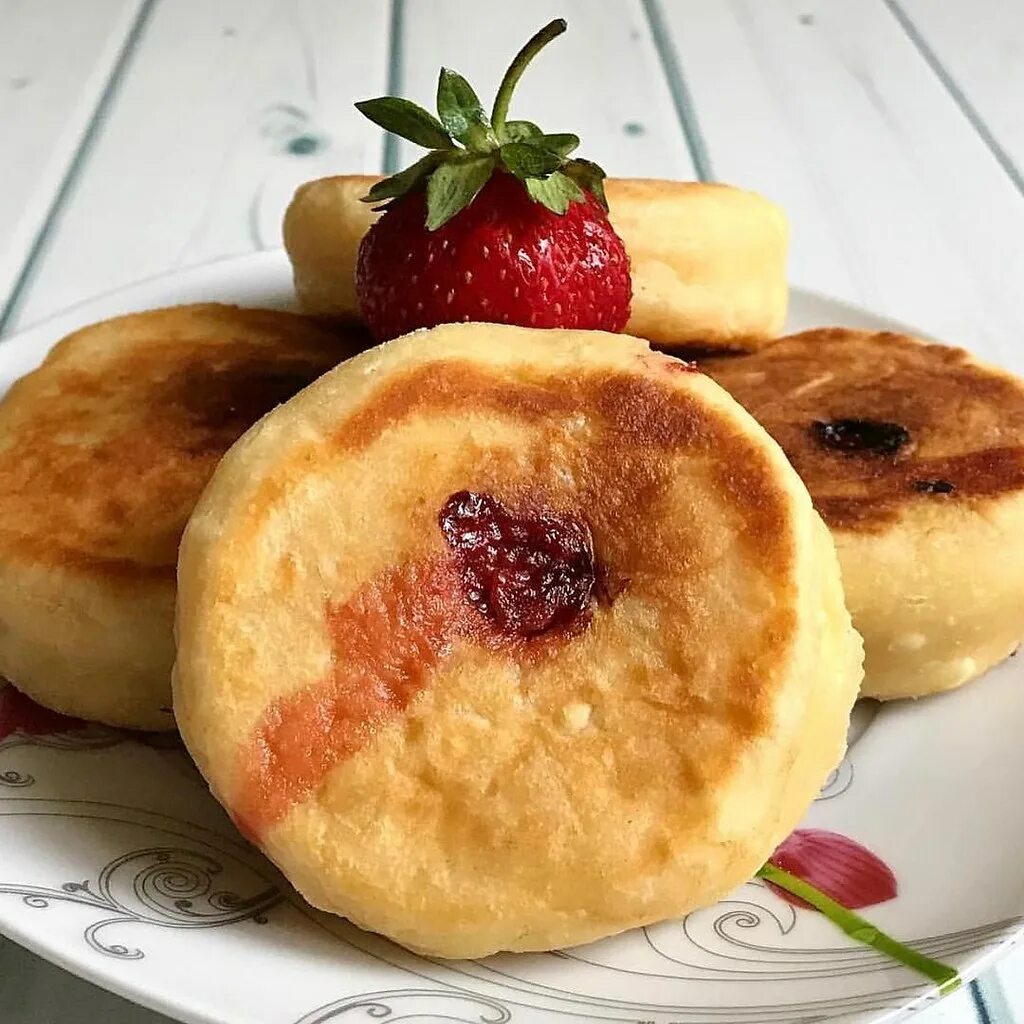 Сырники из 1 творога рецепт. Сырники. Сырники с клубникой. Сырники из творога. Аппетитные сырники.