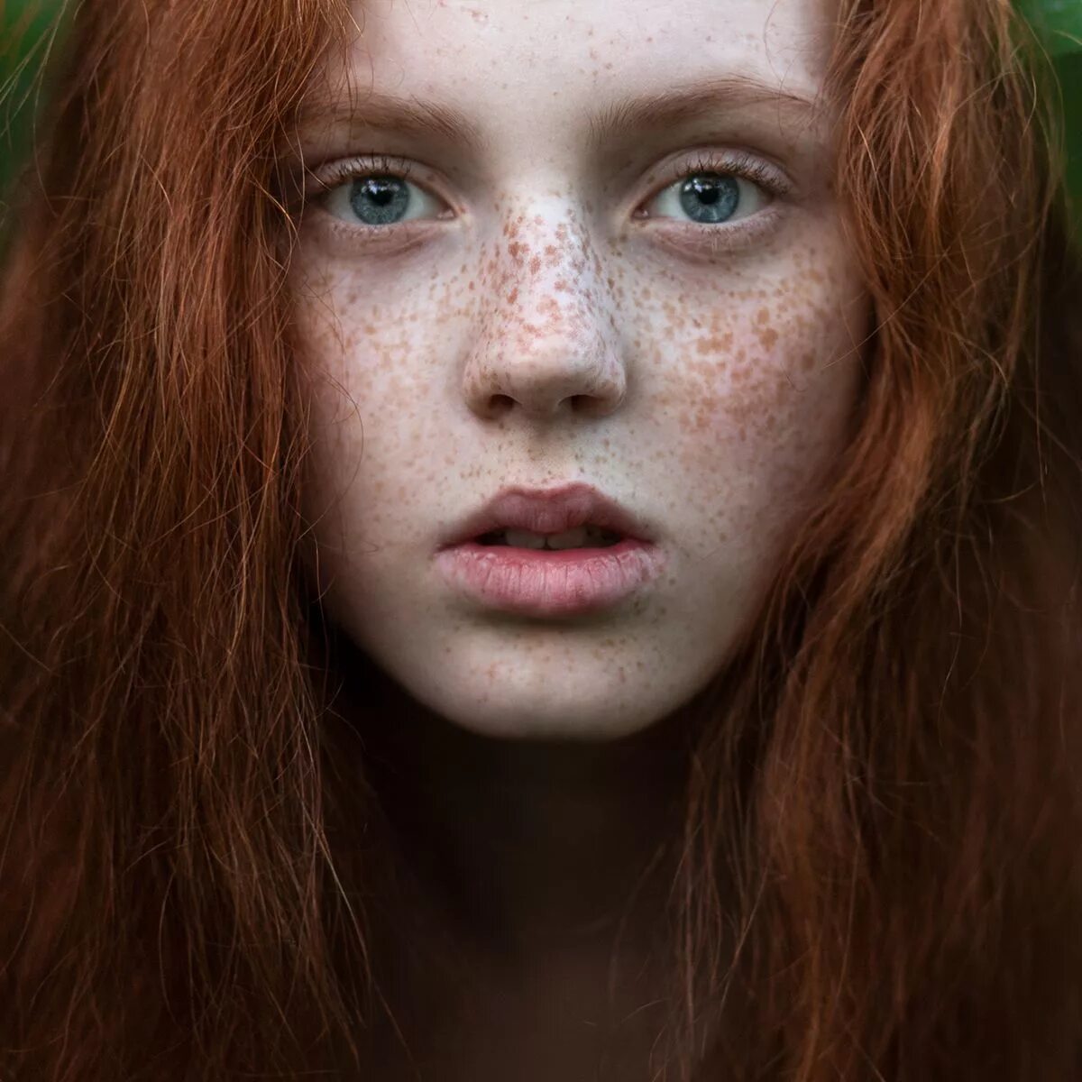 Фотошоп лица волосы. Девушка с веснушками. Рыжая с веснушками. Портрет девушки с веснушками. Необработанный портрет.