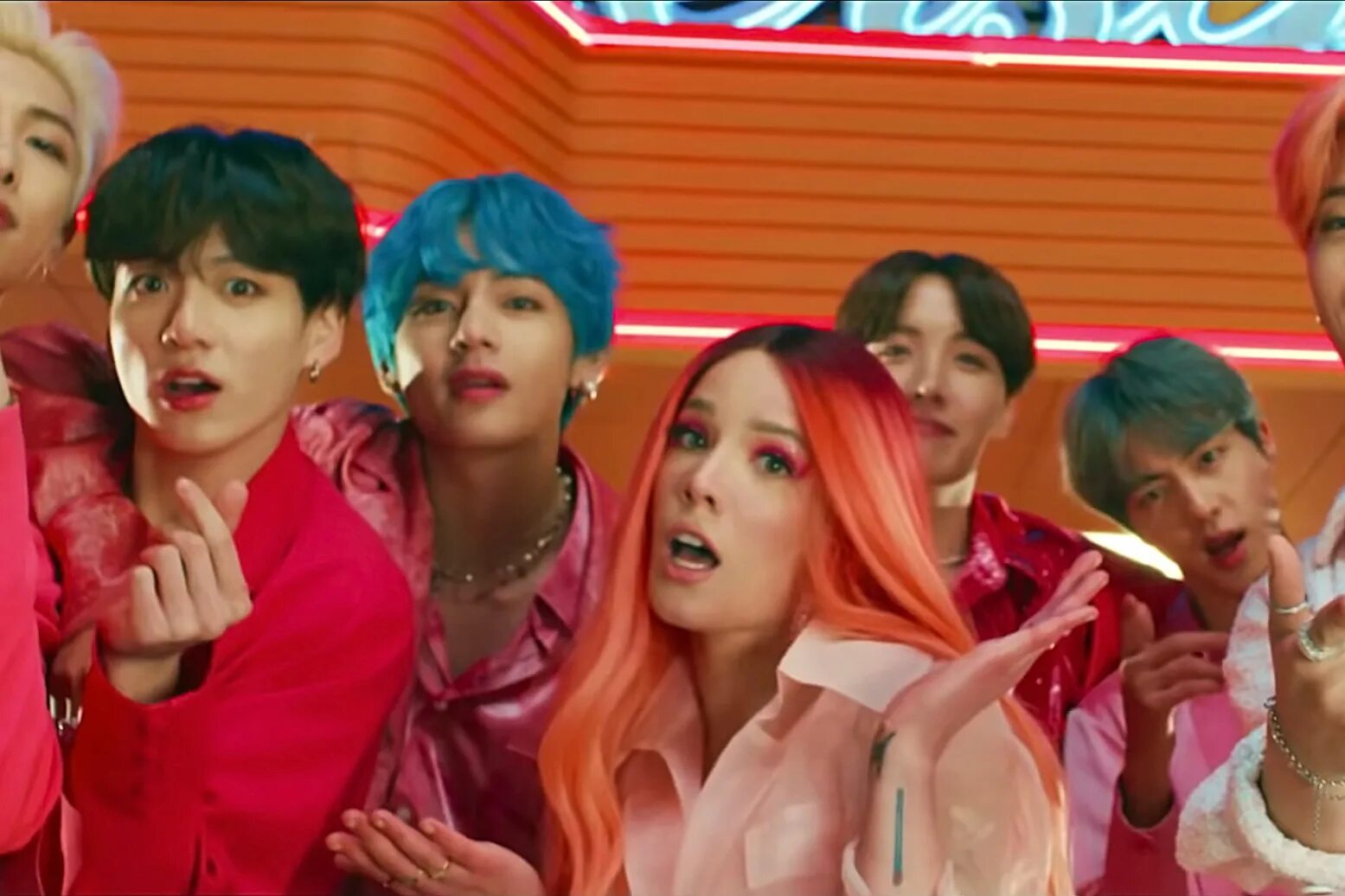 Холзи и БТС. Halsey BTS. Холзи boy with Luv. BTS И Холзи boy with Luv. Песня luv bts