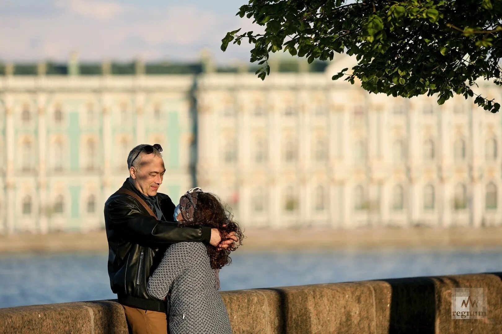 Беглов стрелка Васильевского острова. Парочка на стрелке Васильевского острова. Девушки с Васильевского острова. Питер днем.