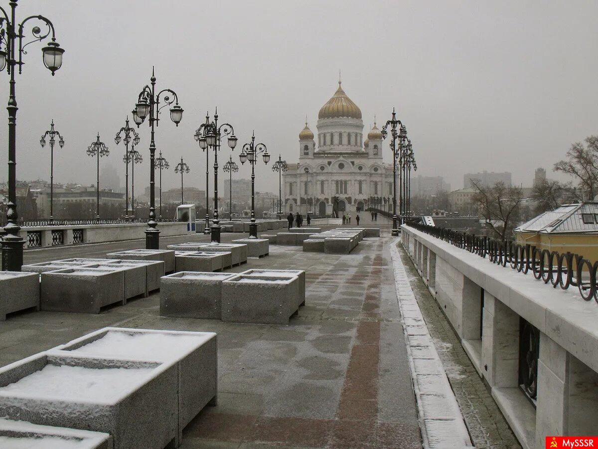 храм христа спасителя в москве осенью. памятник александру 2 у храма христа спасителя. памятник александру ii москва. храм христа спасителя в москве парк. возле храма христа спасителя.