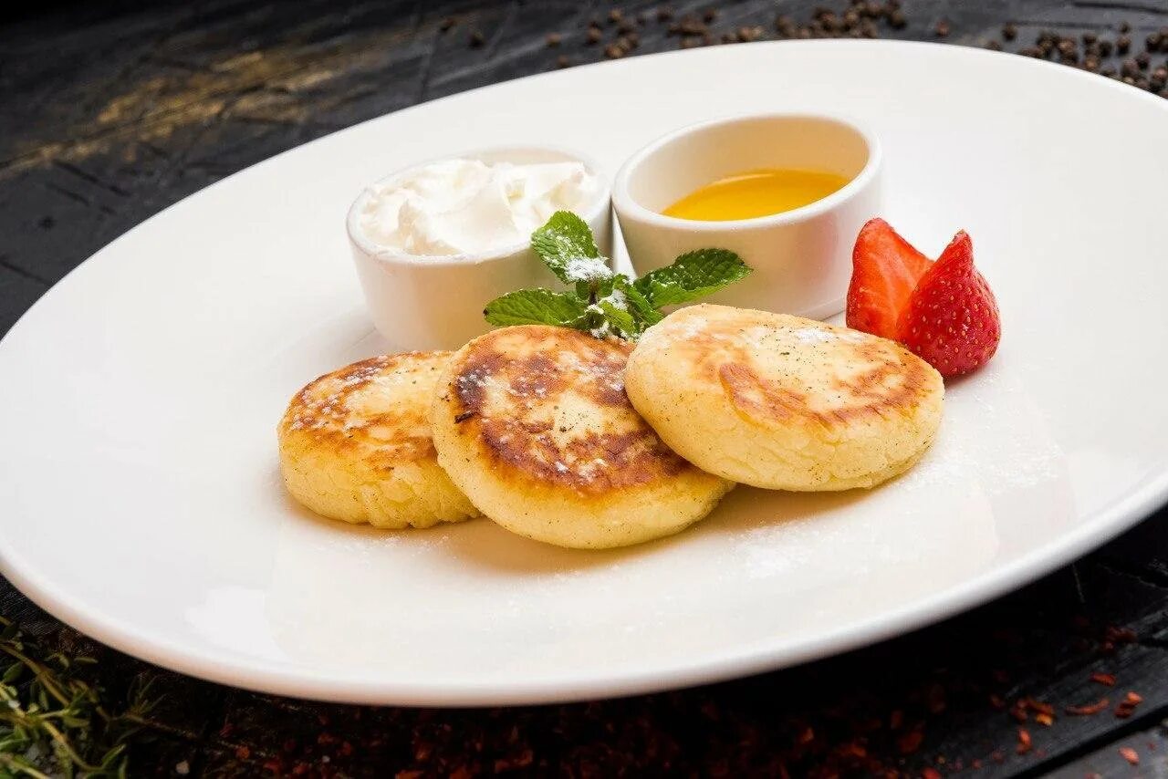 Сырники маленькие. Сырники вечером можно. Сырники из творога. Сырники. Творожные сырники.