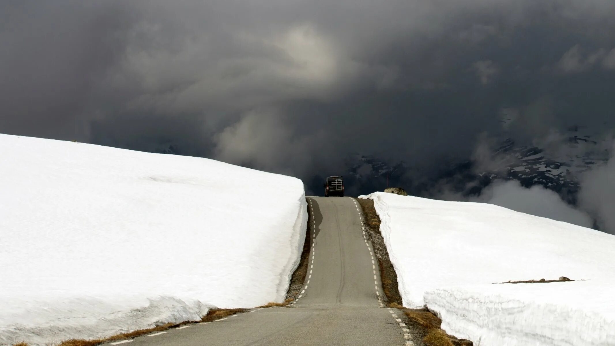 Сон дорога снег. Снежные заносы. Снежная дорога. Зимние дороги Норвегии. Заснеженная дорога.