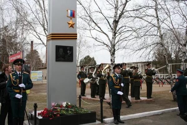 Части белогорска амурской области. Памятная стела майору Сергею Солнечникову. Генерал армии Белогорск Амурская область.