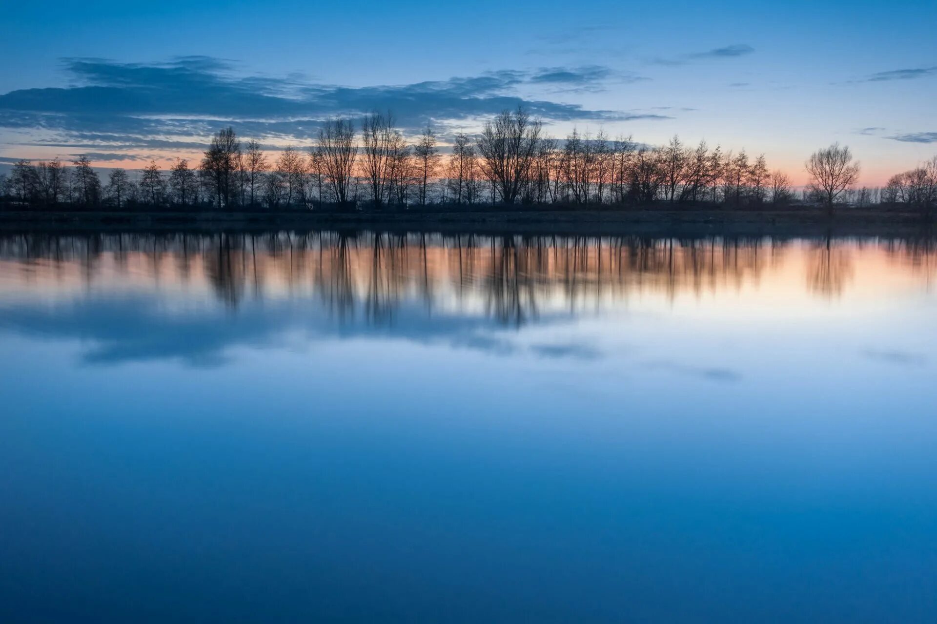 Водную гладь озера. Водная гладь. Спокойное озеро. Гладь озера. Отражение в воде.