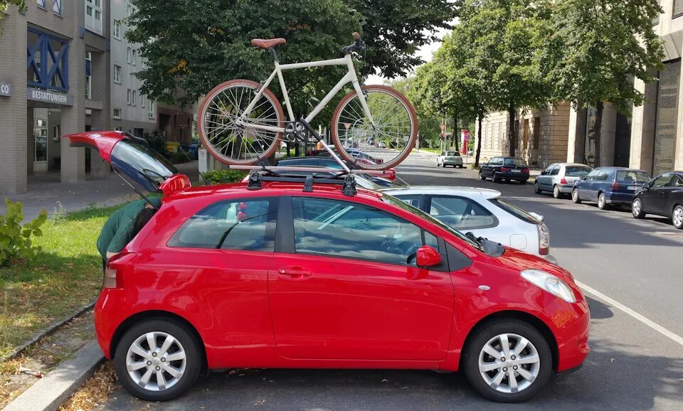 Toyota vitz рейлинги на крышу. Багажник на ярис 2001 2005. Багажник на крышу toyota vitz. Ярис 2008 купе. Багажник на крышу тойота витц.