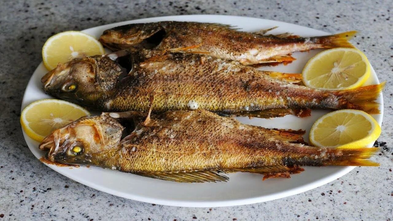 Окунь морской на решетке рецепт. Рыба жареная. блюда из речной рыбы. рыба приготовленная. морской окунь жареный.