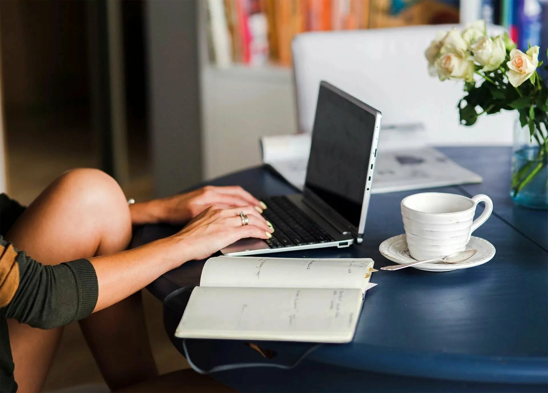 Человек с ноутбуком. Девушка с ноутбуком на природе. Как работать на удаленке на компьютере. Как работать на удаленке на компьютере. Как работать на удаленке на компьютере.