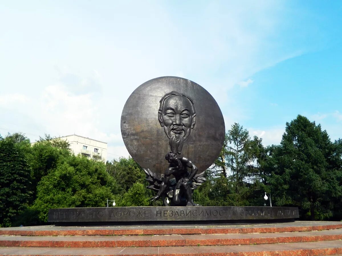 Хо ши мина спб. Памятник хошимину в москве. памятник хо ши мина в москве. памятник хошимину на академической. памятник хо ши мину в санкт-петербурге.