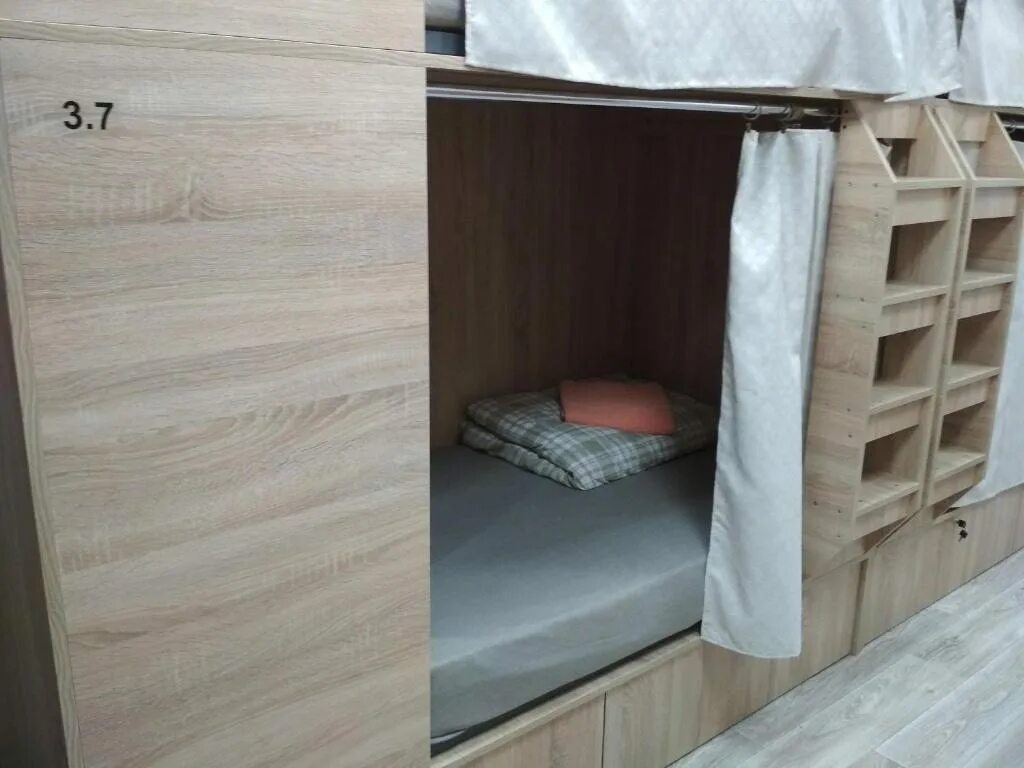 Палатка в зимнем лесу. Гостиница планета минск. Хостел минск. Самое дешевое место для ночлега стоя. Урбан хостел минск.