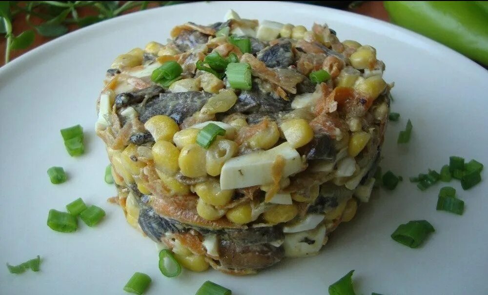 Салат с печенью и кукурузой. Салат с грибами и кукурузой. Салат с шампиньонами жареными и кукурузой. Салат с консервированными гриба и кукурузой. Салат курица грибы кукуруза.