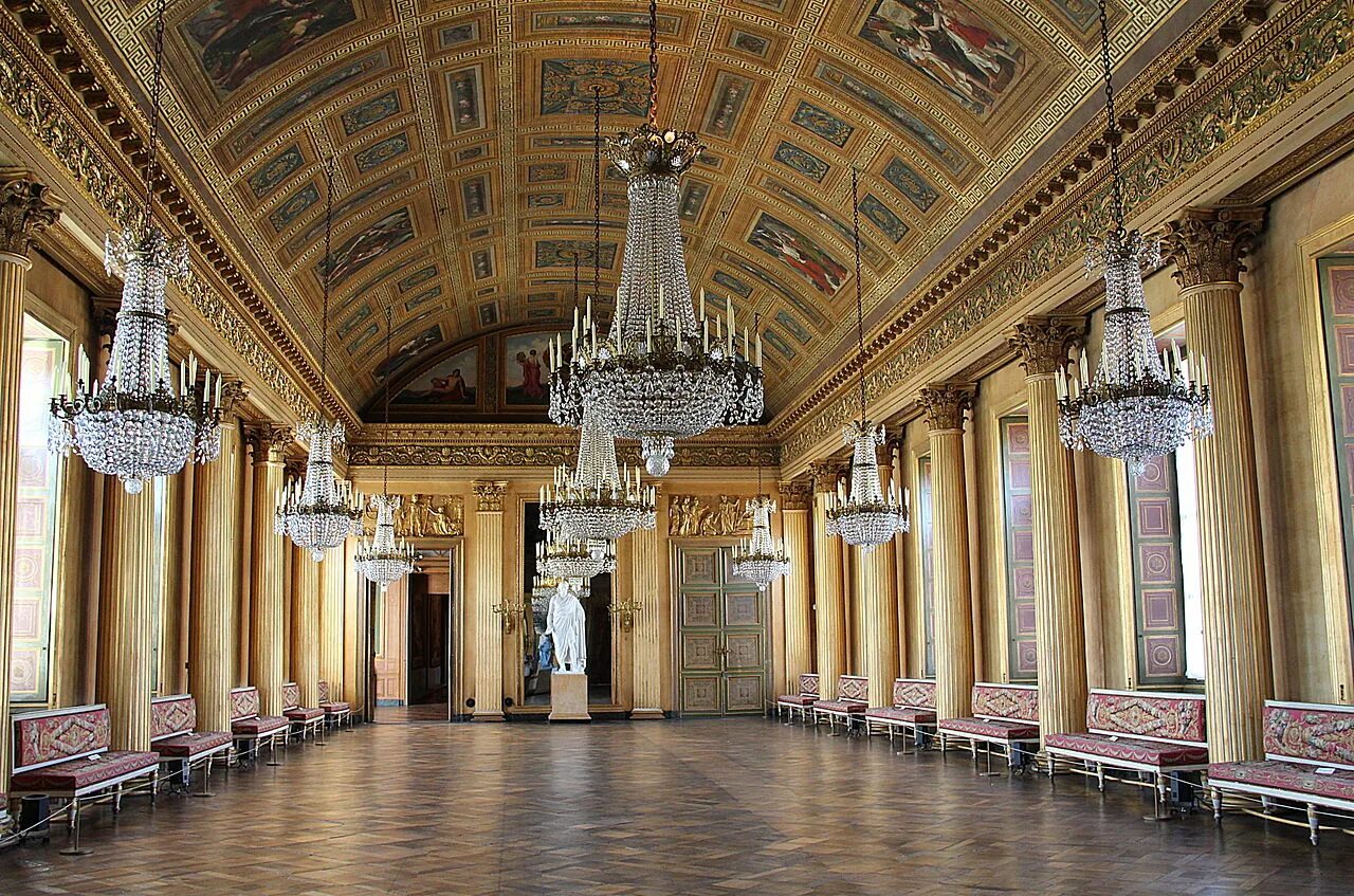 Гербовый зал зимнего дворца. Бальные залы дворцов стиле Ампир. Бальный зал Кусково. Бальный зал во Дворце 16 век Франции.