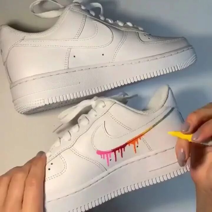 Пробить найки. Nike Air Force 1 с подтеками. Разрисовать белые кроссовки. Найк роспись кеды. Роспись кроссовок найк.