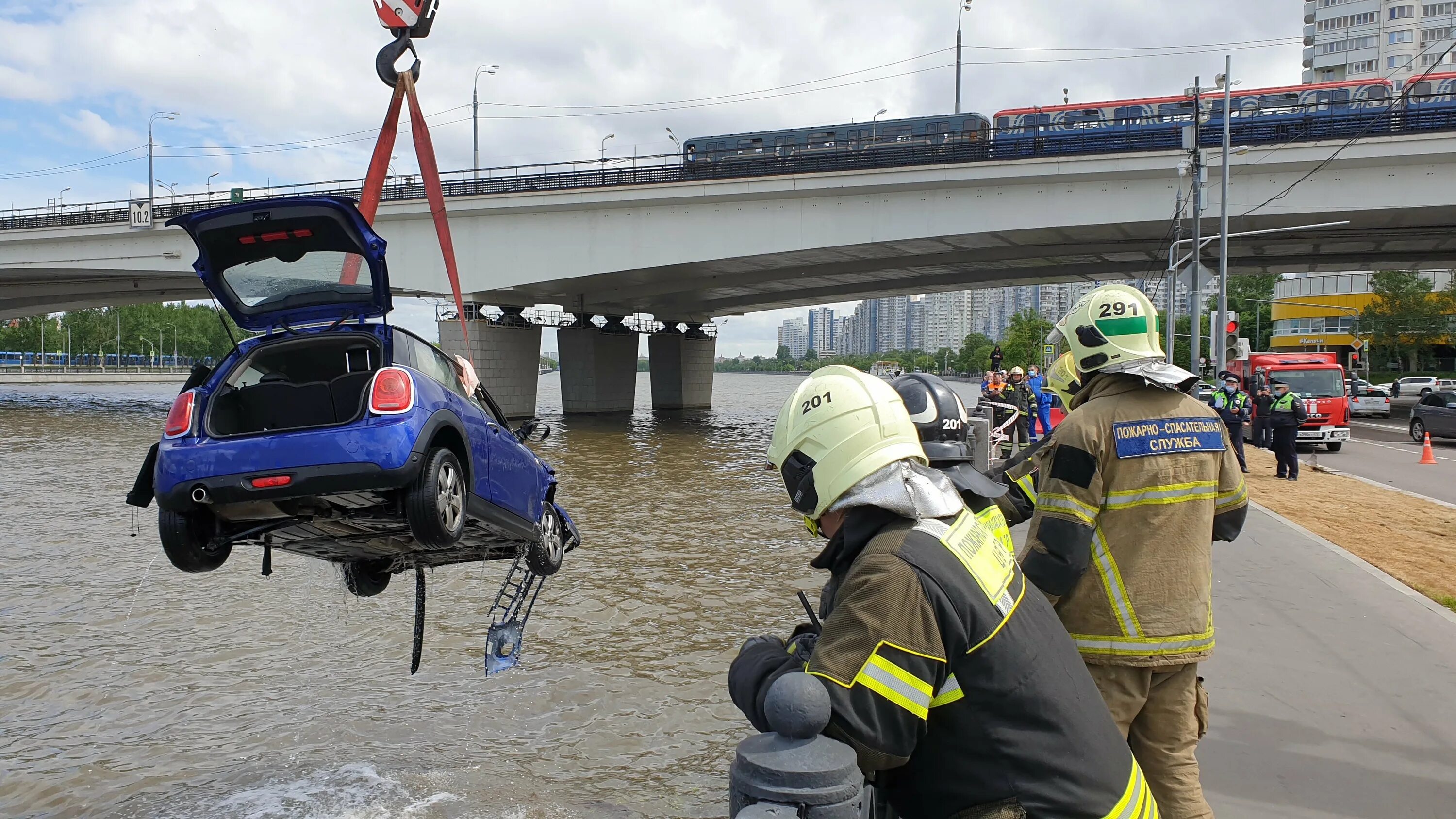 Падали машины в воду. Авария на Нагатинской набережной. ДТП на Нагатинской набережной. Машина упала в воду. Машины которые падают в воду.