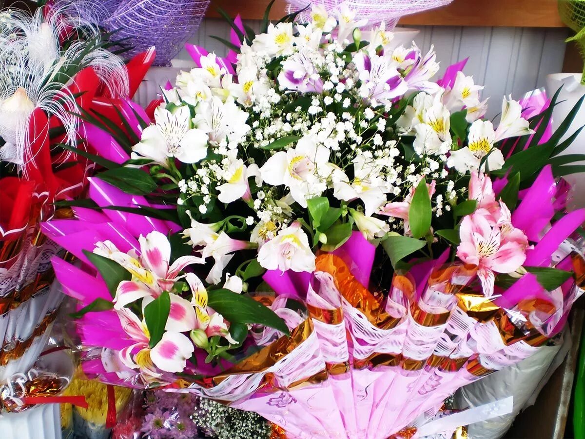 Фрезия солейл. Необычные букеты для женщин. Букеты. Букет весенних цветов. Фото букетов цветов к 8 марту.