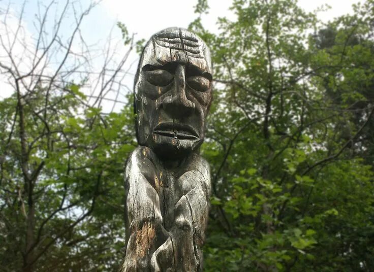 Истукан кумир. Идол перуна у славян. Каменные статуи в джунглях. Капь перуна. Тотем статуя екатеринбург.
