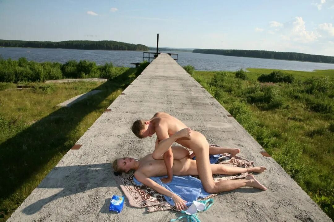 Загорают Голыми На Речке