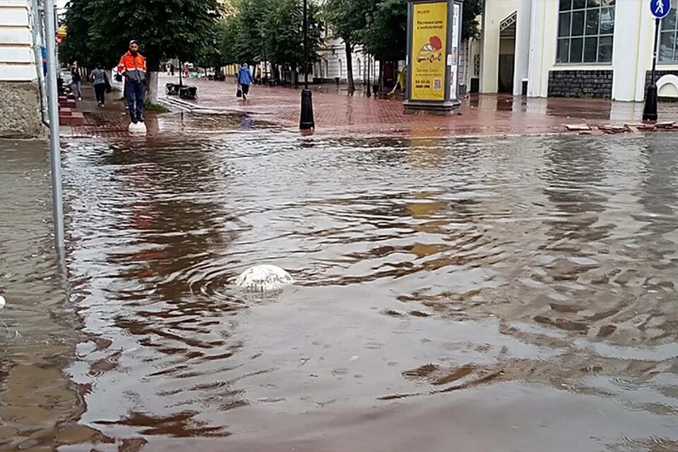 Потоп в Твери. Затопленная Трёхсвятская в Твери. Потоп Трёхсвятская. Затопленные улицы Твери.