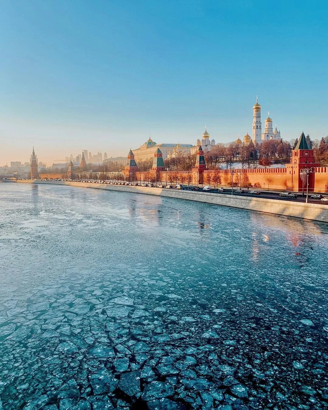Сутки москва. Реки Москвы. Москва река в Москве. Москва река зимой. Солнечный день в Москве.