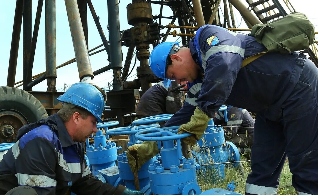 Организация ремонта скважин. Обслуживание нефтяных скважин. Слесарь буровых скважин. Техническое обслуживание скважин. Нефтяная арматура скважины.