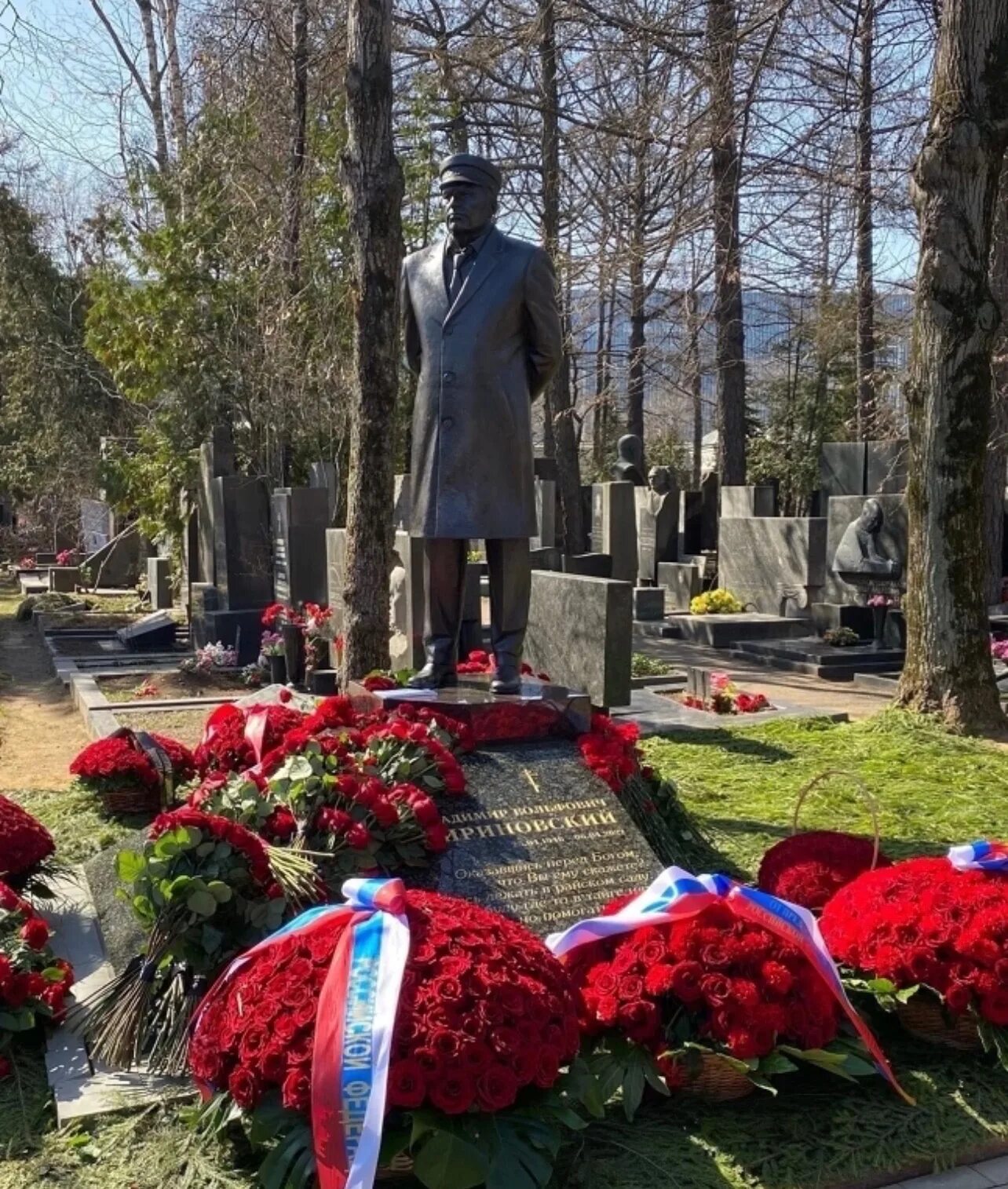 Церетели памятник жириновскому. Памятник владимиру жириновскому в москве. Памятник жириновскому в щелково. Памятник жириновскому в щелково. Памятники на могилу.