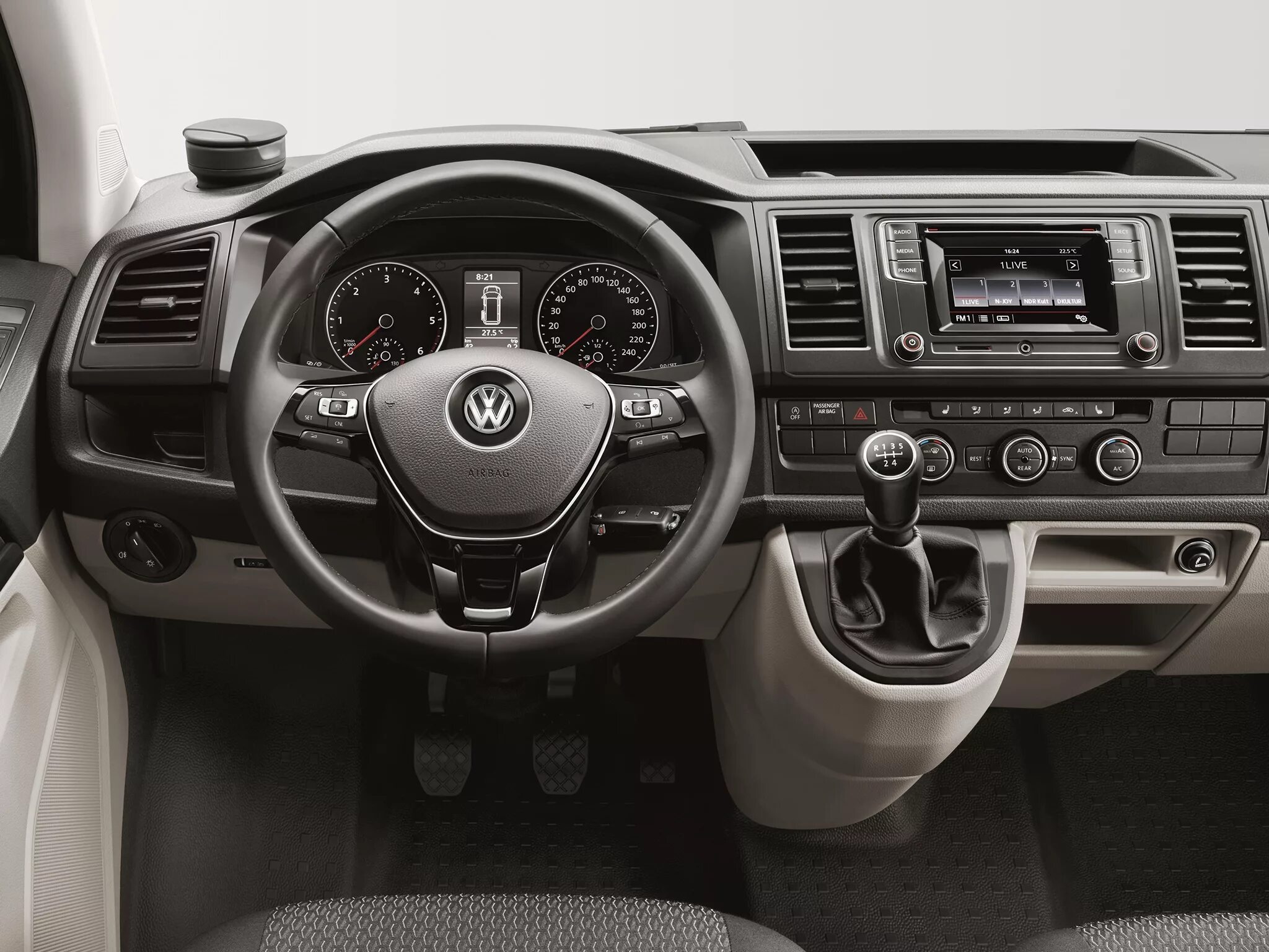 Т 6 2014. Volkswagen Multivan t6 салон. VW Caravelle t6. Фольксваген Транспортер т6. Фольксваген Транспортер 2017 салон.