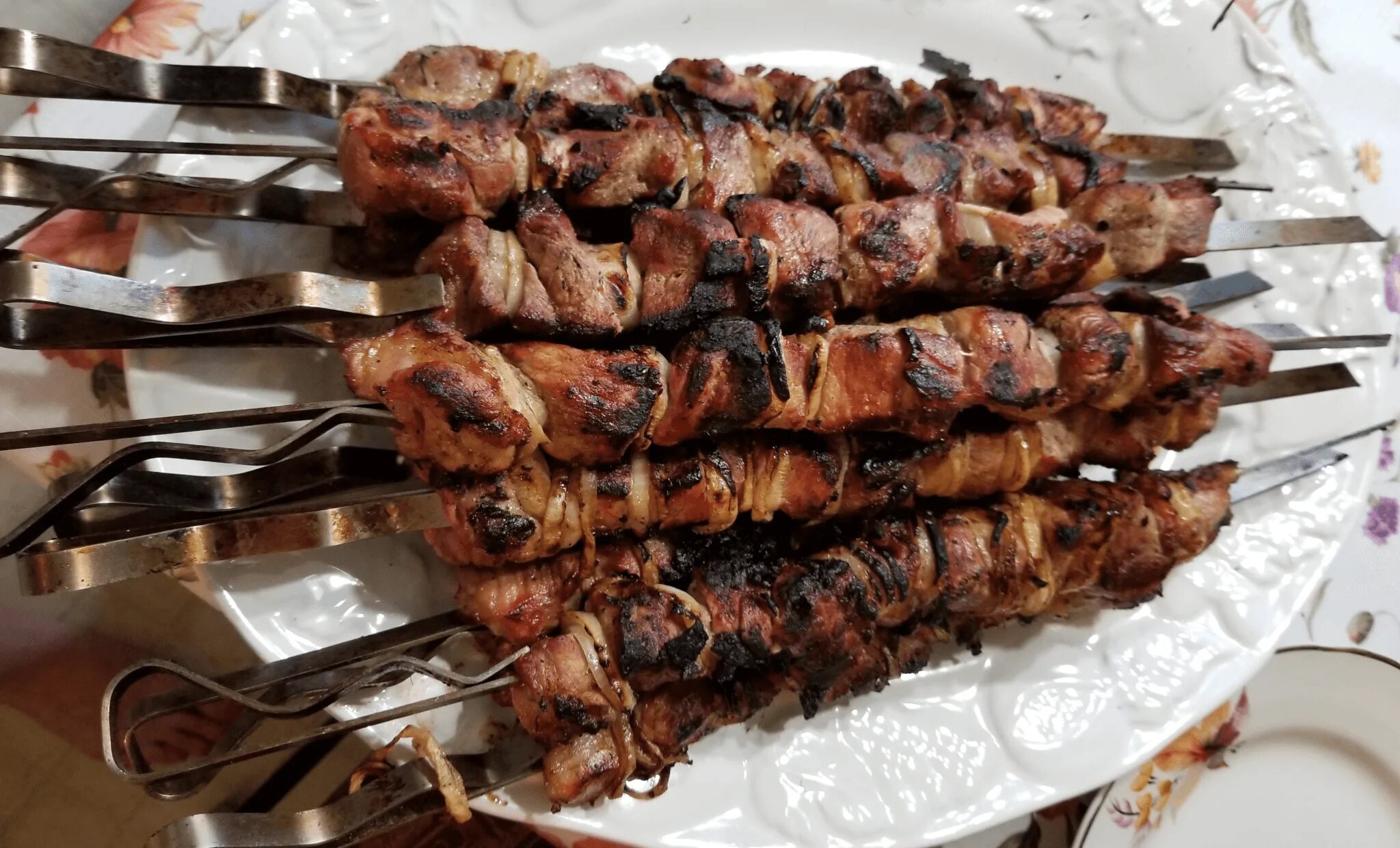 Съем шашлык. Кахети shashlik. Шашлык. Шашлык сверху. Шашлык на шампуре.