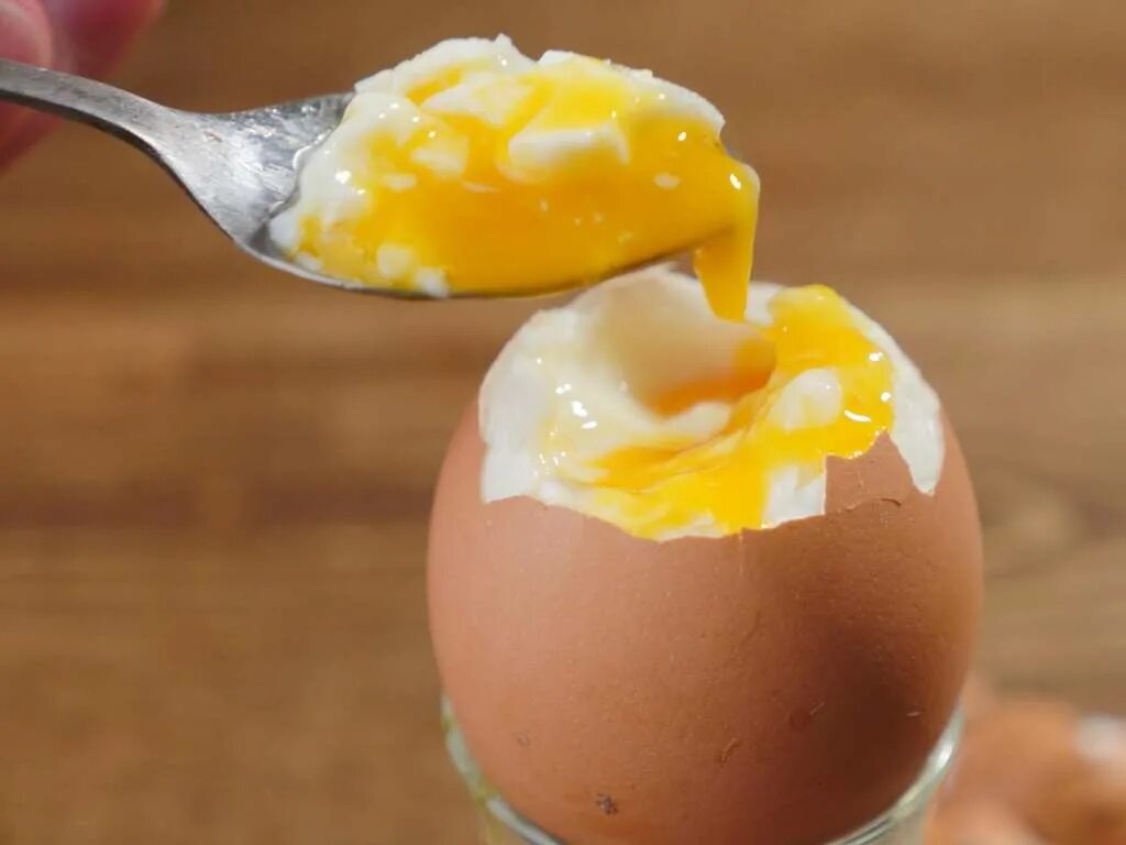 Калорийность яйца вареного всмятку. Яйца всмятку. Яйцо в мешочек. Яичко всмятку.