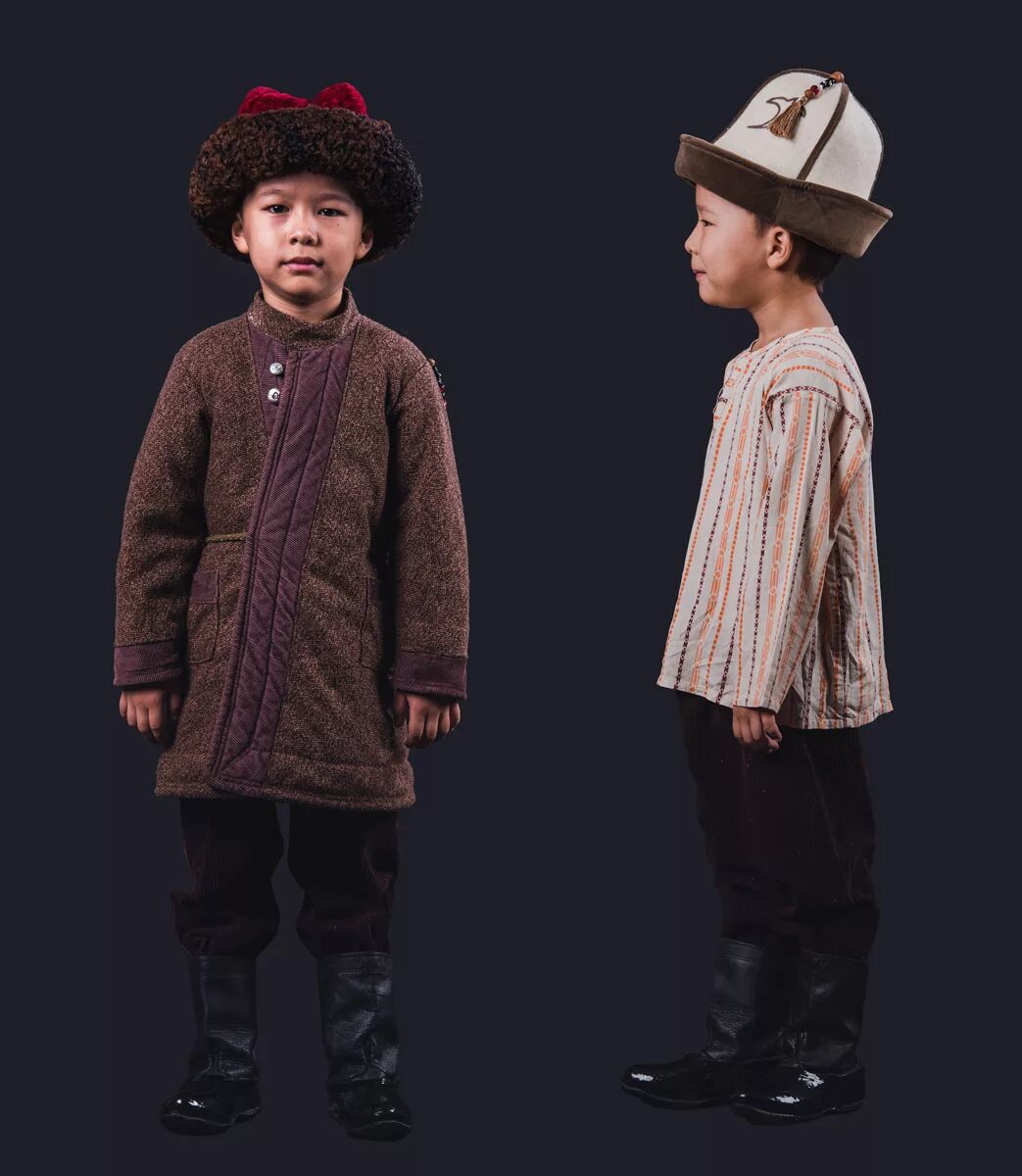Кыргызстан национальные одежда мужская. Мальчик в Кыргызской национальной одежде. Кыргызская одежда для детей. Кыргызский национальный костюм мужской.