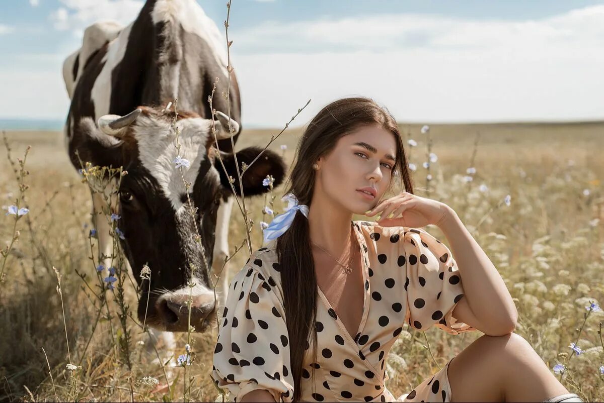 Девушка корова. Фотосессия с коровой в поле. Девушка и корова в деревне. Фотосет с коровами. Ленка доярка