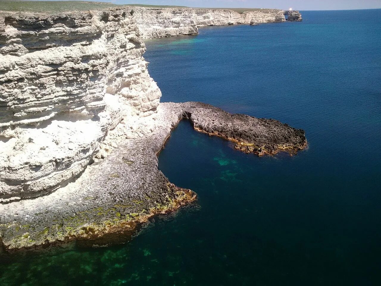 Село оленевка мыс тарханкут. Караджинская бухта крым. Мыс джангуль крым. Оленевка крым караджинская бухта. Мыс тарханкут поселок оленевка.