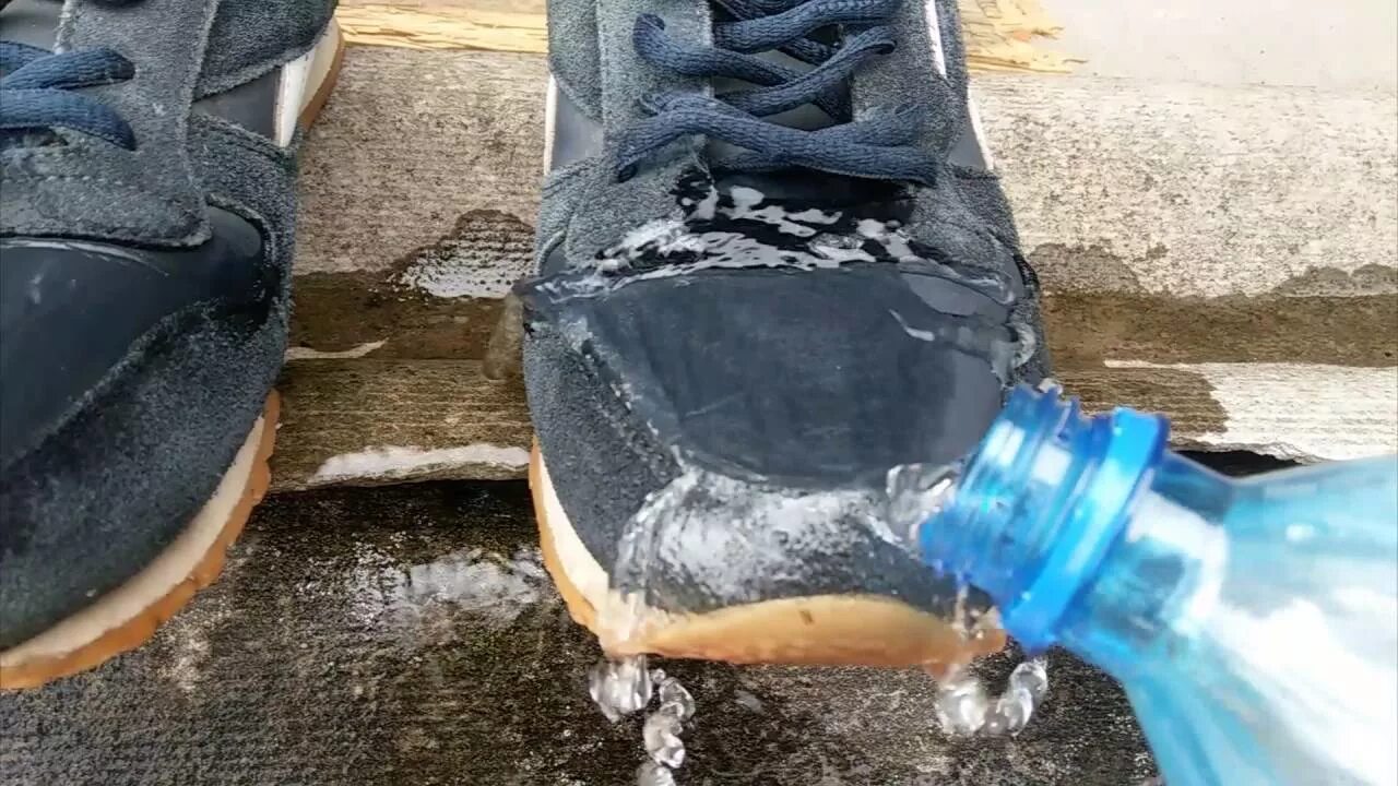 Защита обуви от воды. Кроссовки с защитой от воды. Пропитка обуви от промокания. Испорченные кроссовки.