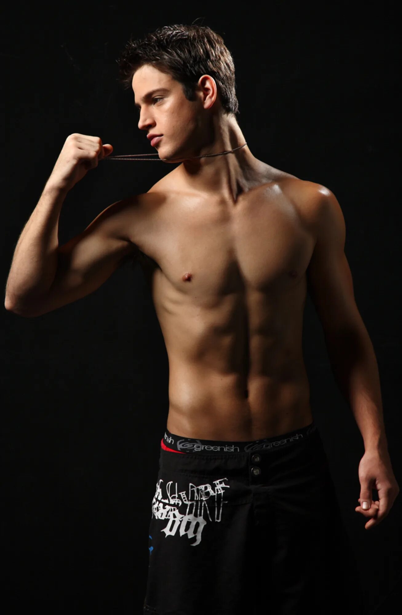 Янис нивёнер. Иен сомельхардер топлес. Красивые парни модели. Красивые мужчины. Стройный брюнет.