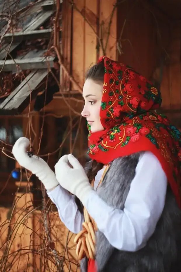 Образ оставлять. Девушка с платком на лице. Рыжая девушка в платке. Девушка Славянка зимой. Девушка в платке с косой.