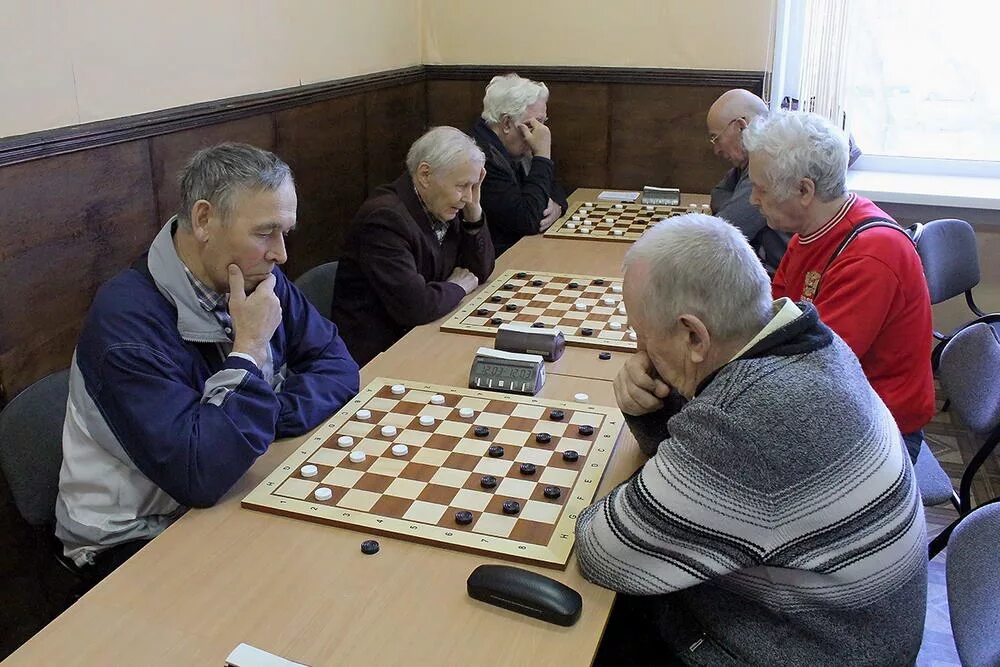 Долголетие новосибирск. Тренер по шашкам. Активное долголетие шахматы. Шашки для незрячих. Спортивная школа по шашкам.