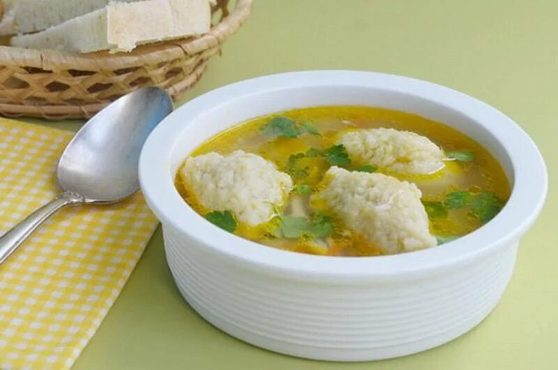 Суп с мясными клецками. Куриное консоме с клецками. куриный бульон с манными клецками. куриный суп с манными клецками. суп с манными клецками на курином бульоне.