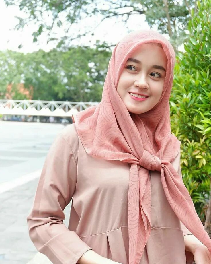Sotwe hijaber. Индонезия hidjab. Queen jilboobs. Малай Беаутифул хиджаб. Индонезия девушки мусульманки.