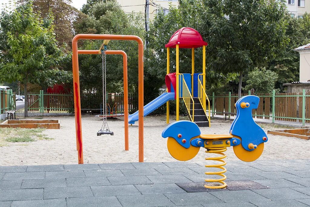 Как оградить детскую площадку от машин. Детская площадка во дворе. Достопримечательности п горный. Баскетбольные площадки в гта 5. Покрытие для детской площадки уличное.