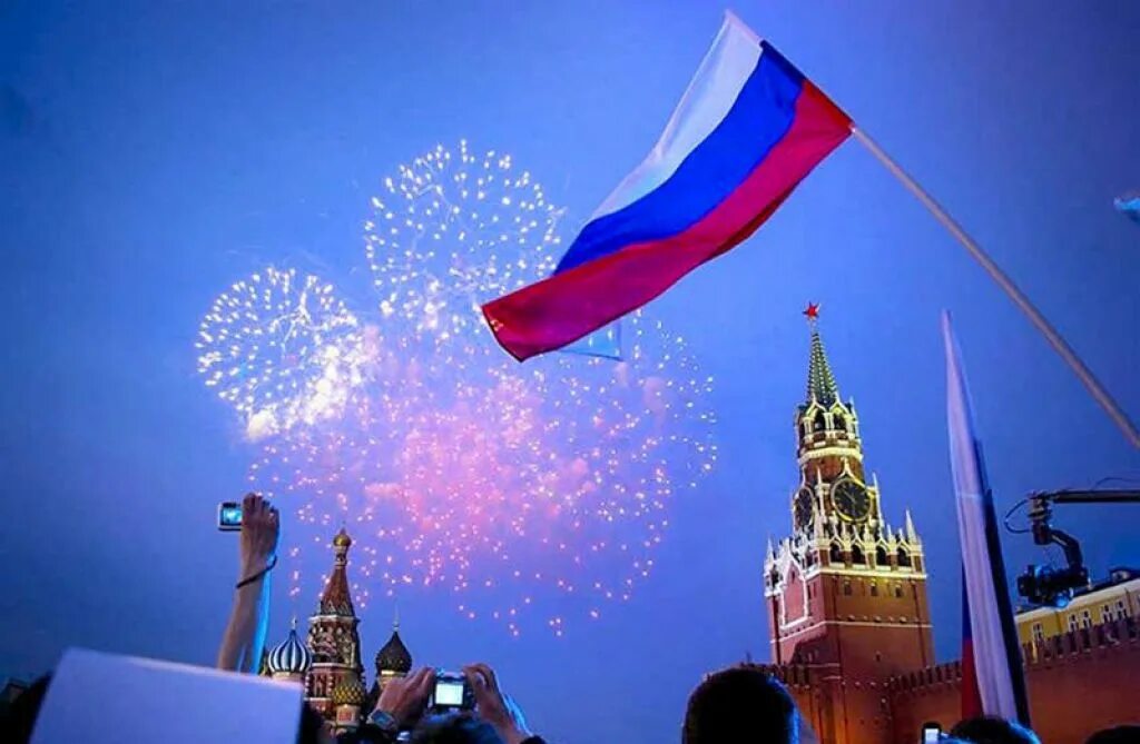 День 12 августа 2019 года. Флаг России. С днем России. Салют на фоне Кремля. Патриотизм.