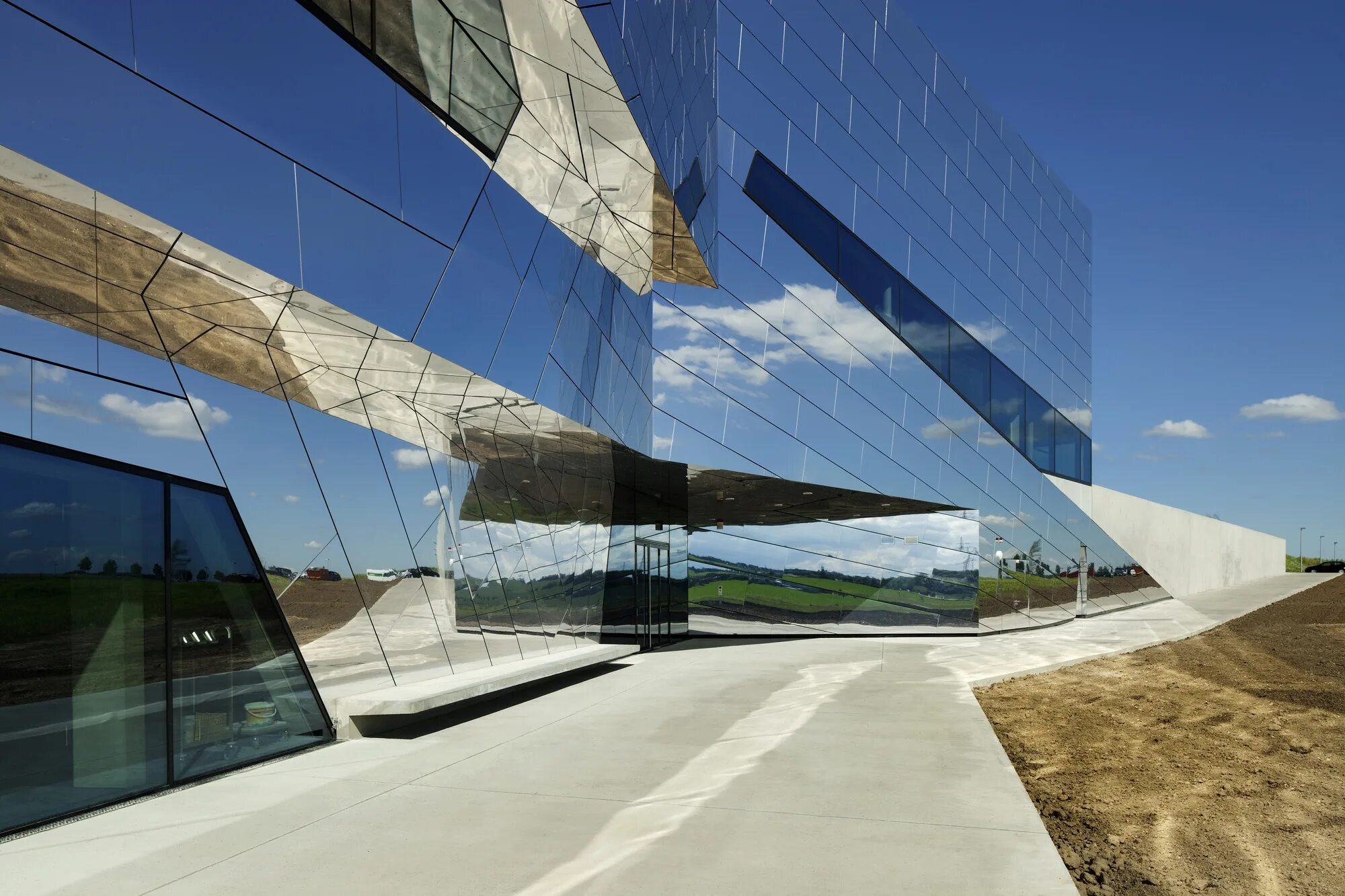 Зеркальное здание. Зеркальное здание. Фасад стекло. Зеркальное здание на нижегородской ярмарке. Зеркальные панели на здании.