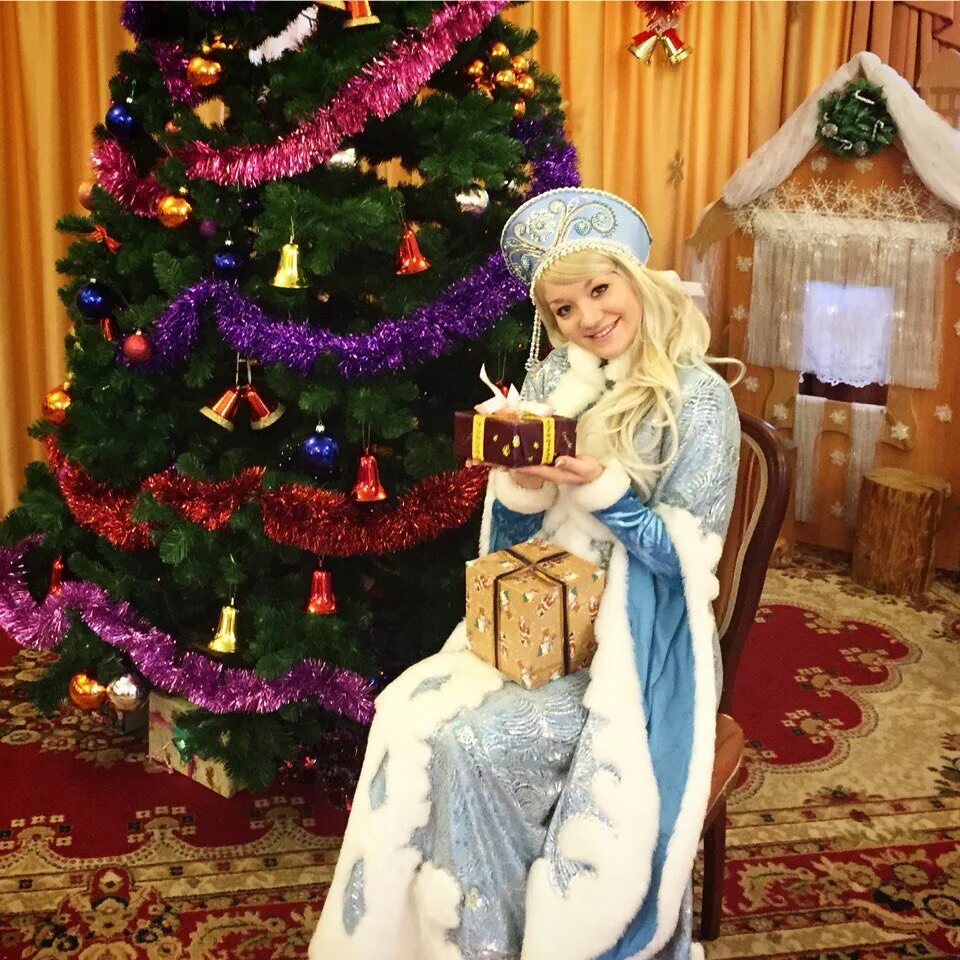 Снегурочка для детей. Подработка снегурочкой на новый год. Подработка снегурочкой на новый год. Фотосессия деда мороза и снегурочки в лесу. Сергач новый год.