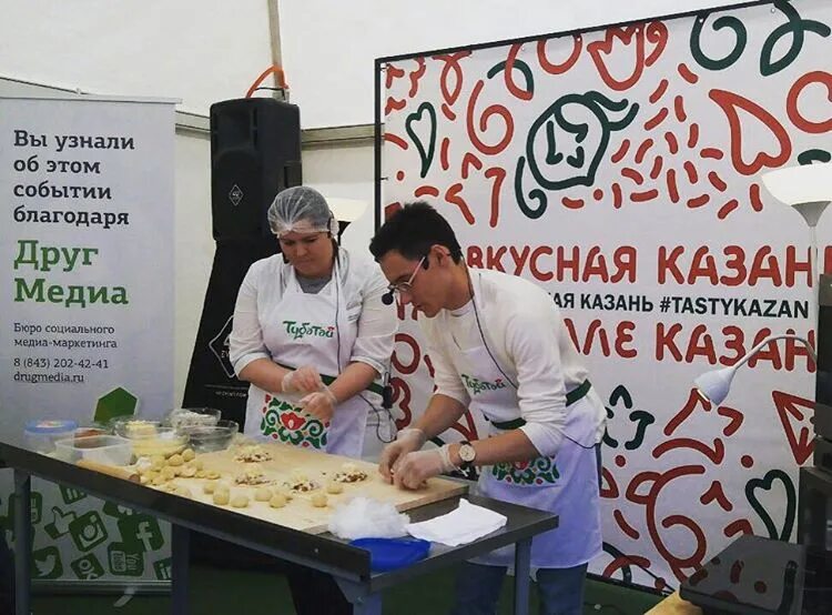 Татарский фаст фуд кыстыбый. Кулинарный фестиваль Казань. Кыстыбый ресторан Казань. Кыстыбый Казань кафе. Татар бай тюбетей